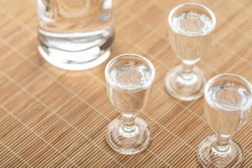 2021年度中國(guó)白酒市場(chǎng)大盤(pán)點(diǎn) 消費(fèi)升級(jí)驅(qū)動(dòng)下，高端與次高端品牌引領(lǐng)零售新格局